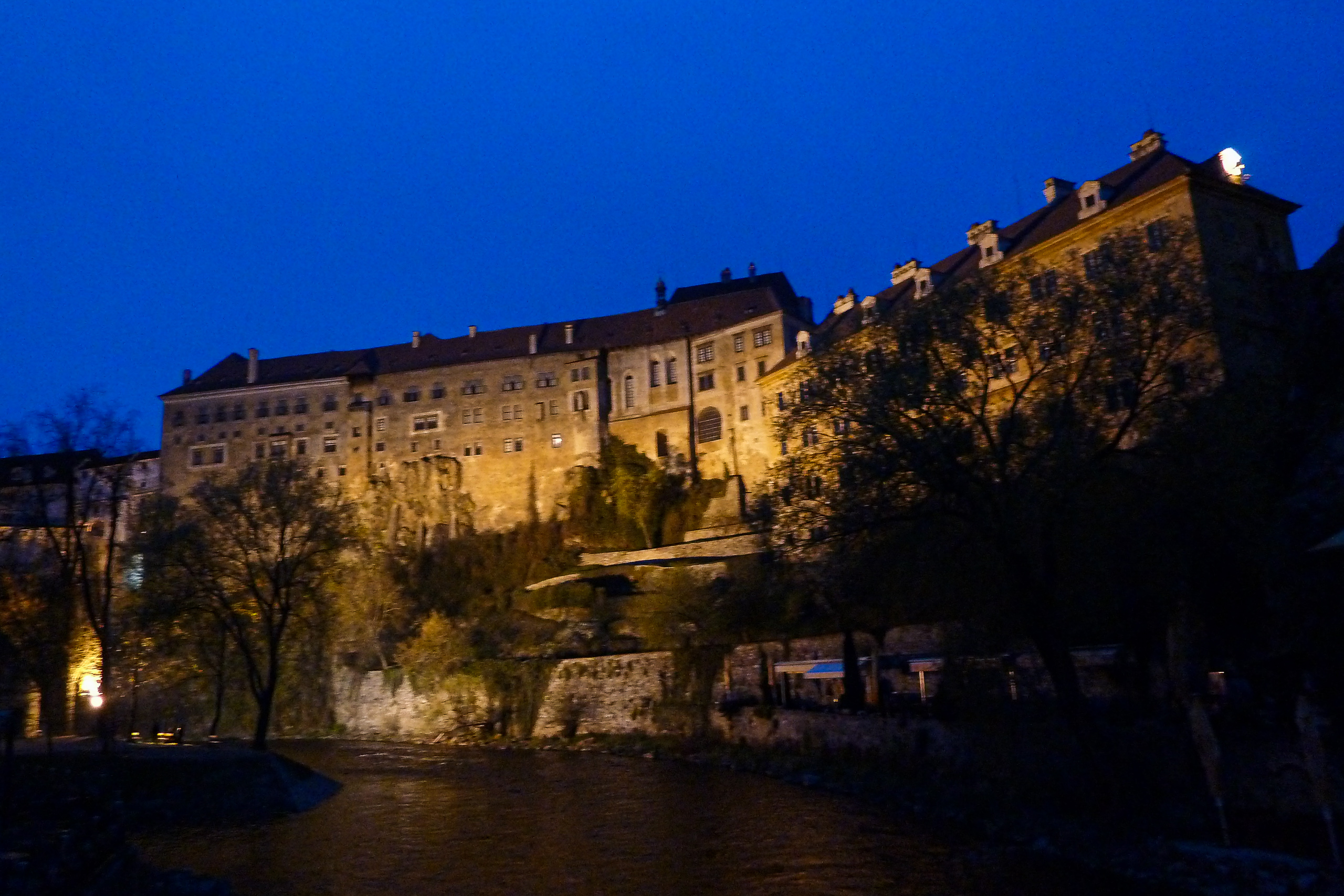 Burg Český Krumlov bei Nacht